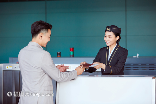 托运台前的互动 乘客与空姐的摄影服务交流