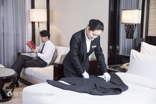 酒店服务人员叠衣服的摄影服务 专业与美学的结合